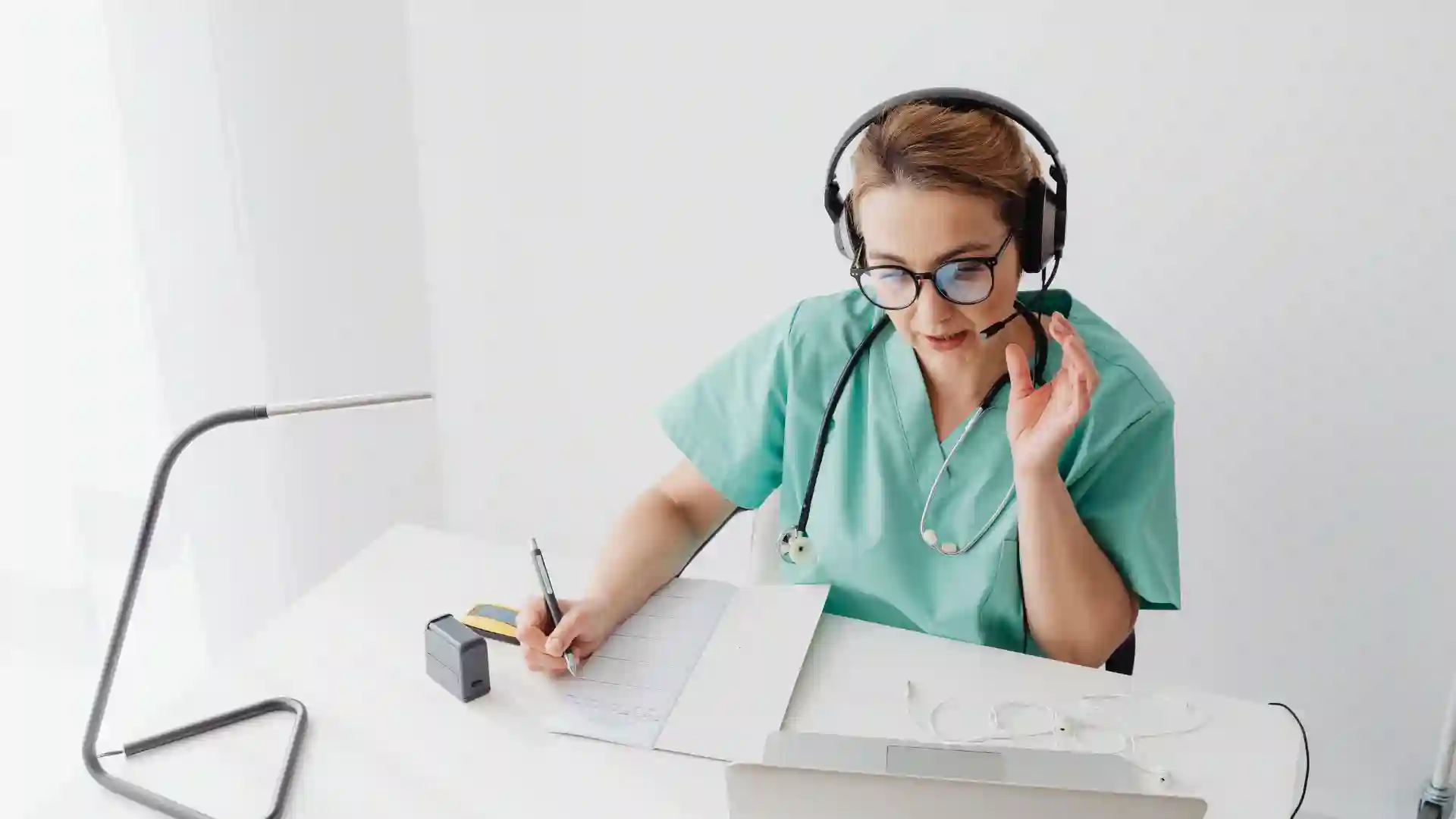 a virtual therapist drafting plan to help a patient with bipolar disorder